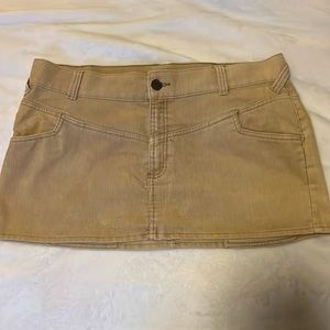 Tan mini Skirt • Size 15
Cute and ready to step out ♥️